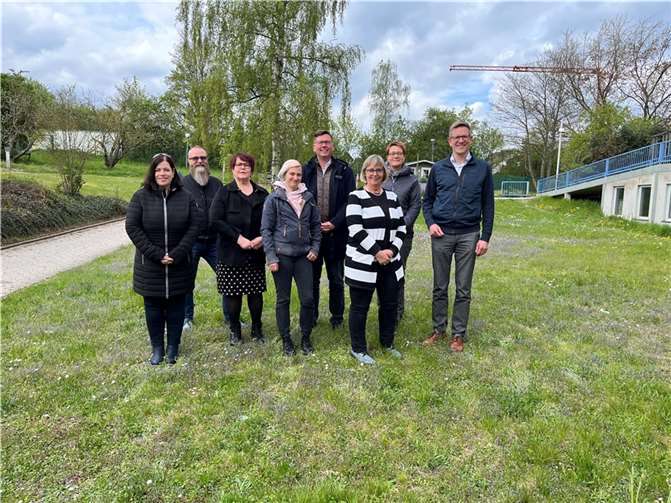 Pfarrer Dr. Artur Schmitt (4.v.r.) mit Geschäftsführer Thomas Buckler (rechts) und den Führungskräften des Caritas Zentrums.  Foto: Caritas Zentrum, Mendig
