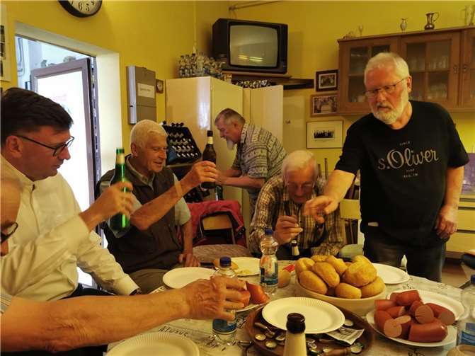 Pfarrer Dr. Artur Schmitt besuchte das Team der Seniorenwerkstatt in Mendig.  Foto: privat