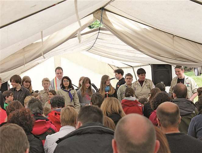 Pfarrer Dr. Justen und die Band YOUGO beim gemeinsamen Gottesdienst.