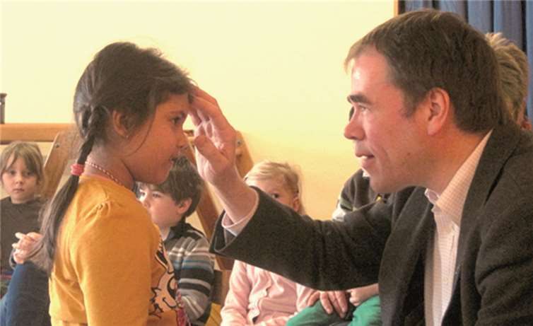 Aschermittwoch kindgerecht gefeiert Pfarrer Dr. Rainer Justen spendete den Kindern das Aschekreuz.