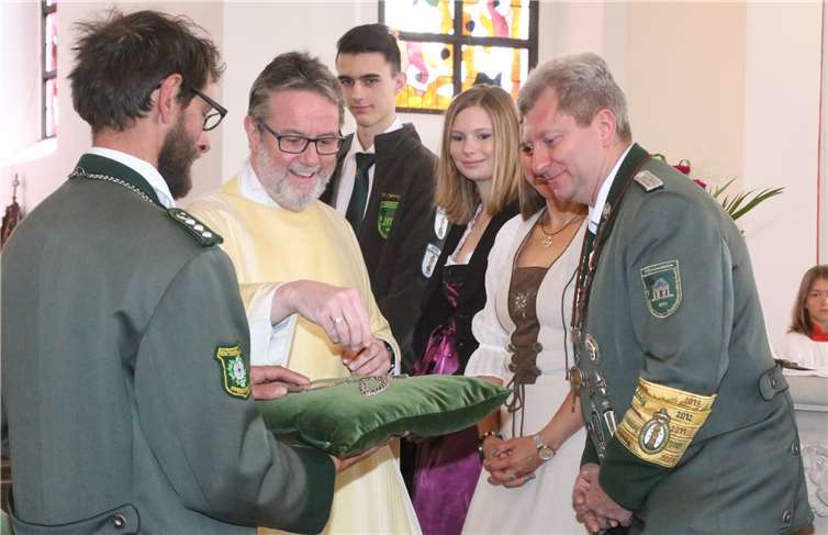 Pfarrer Dr. Reinhard Malcharek überreichtedie Insignien an die neuen Majestäten