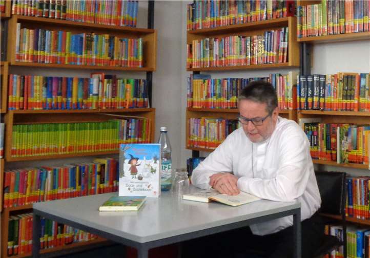 Pfarrer Dr. Reinhold Malcherek liest aus „Verhext und festgeklebt“. Öffentliche Bücherei St. Johannes der Täufer Meckenheim