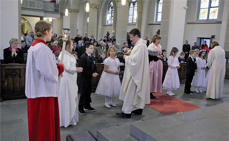Pfarrer Dr. Reinhold Malcherek zelebrierte die Festmesse in der Meckenheimer Pfarrkirche St. Johannes der Täufer, die bis zum letzten Platz gefüllt war mit Angehörigen und Freunden der Kommunionkinder. VJ