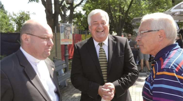 Pfarrer Edelmann und Pater Urban im Gespräch mit dem Ortsausschussvorsitzenden Michael Gadow. Privat