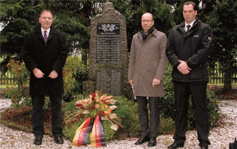 Pfarrer Eickhoff, Stadtbürgermeister Thomas Vis und Ortsvorsteher Manuel Seiler (v.l.) am Mahnmal der Gefallenen des ersten Weltkrieges auf dem Friedhof Dierdorf-Elgert.WT