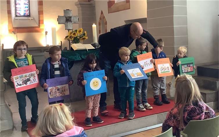 Pfarrer Eickhoff besprach mit den Kindern, wofür man noch dankbar ist. Dieses wurde mit vorbereiteten Plakaten verdeutlich. Quelle: VG Puderbach