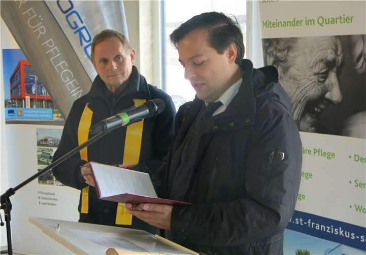 Pfarrer Elias (r.) und Diakon Wittemann bei der Einsegnung