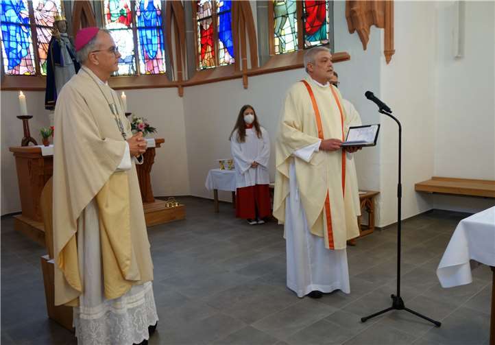 Pfarrer Eric Condé (re.) begrüßt neben Weihbischof Jörg Michael Peters die Gäste des Gottesdienstes.Fotos: Julia Fröder/Bistum Trier