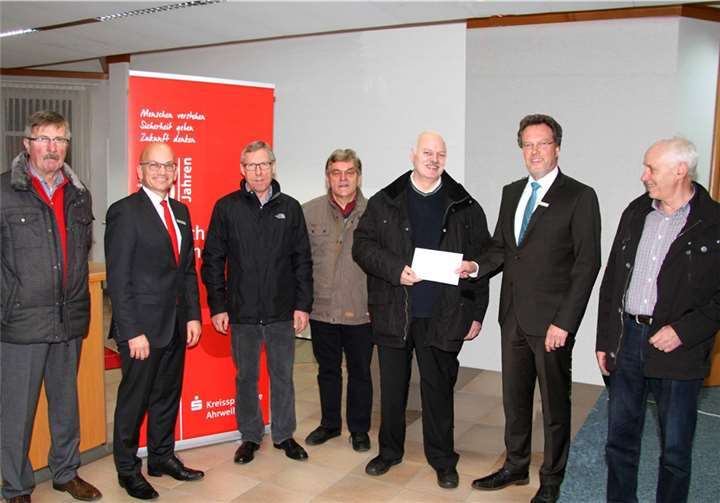 Pfarrer Erich Fuchs freute sich gemeinsam mit den Mitgliedern des Verwaltungsrat über eine Spende in Höhe von 5.000 Euro. V.l.: Werner Kolodziej, Christoph Frings (KSK), Robert Bell, Richard Tempel, Pfarrer Erich Fuchs (Vors. Verwaltungsrat), Otto Gros (KSK), Willi Schneider.privat