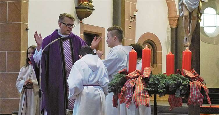 Pfarrer Frank Klupsch beging gemeinsam mit den Gläubigen den Beginn der Adventszeit und den Start ins neue Kirchenjahr. Pfarreiengemeinschaft Remagen