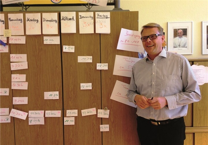 Pfarrer Frank Klupsch in seinem Büro. Privat