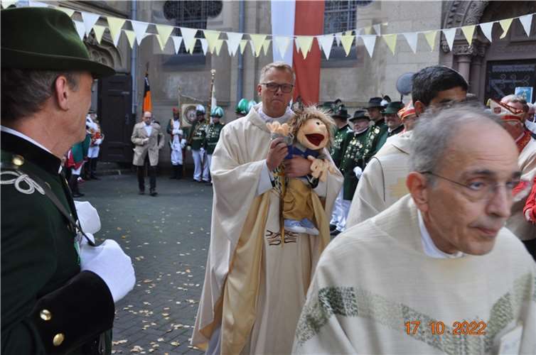 Pfarrer Frank Klupsch mit „Frankie“. Fotos: AB