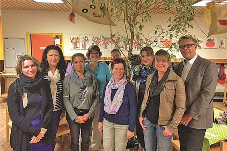 Pfarrer Frank Klupsch (r.) und Einrichtungsleiterin Hubertine Klein (2.v.l.) mit dem neuen Elternausschuss. AB