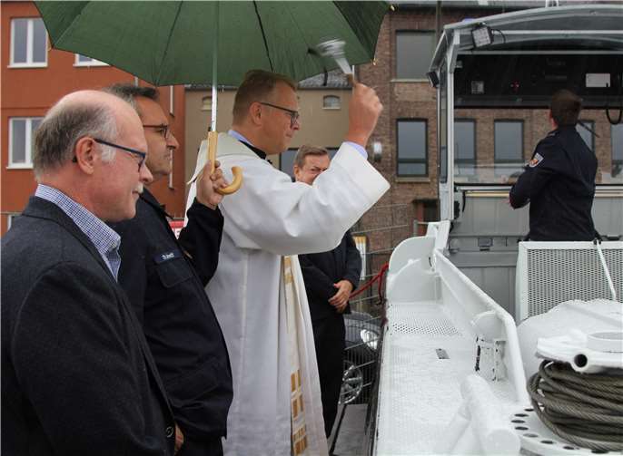 Pfarrer Frank Klupsch segnete das neue Boot offiziell ein.
