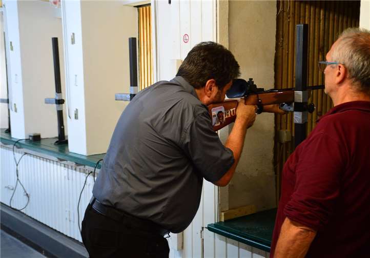 Pfarrer Frank Werner nahm am Schießwettbewerb teil.
