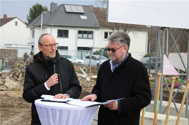 Offizieller Baubeginn für neue Aussegnungshalle auf dem Ahrtor-Friedhof Pfarrer Friedemann Bach Pastor Dr. Arno-Lutz Henkel beim geistlichen Impuls anlässlich des Baubeginns der neuen Aussegnungshalle. Foto: DU