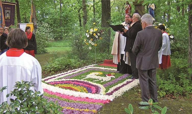 Pfarrer Gebhard Lück sprach an den vier Altären den Segen. privat