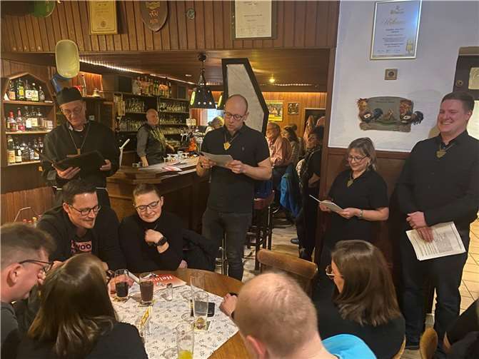 „Pfarrer“ Günter Groß, „Diakon“ Nikolas Speckhardt, und die „Messdiener“ Heike Fuß und Michael Marx (v. l.).  Foto: NCV