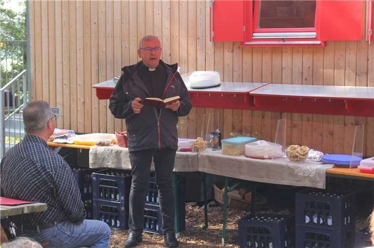 Pfarrer Günter Marmann nahm die Einsegnung des Waldkindergartenbauwagens und seines Standortes vor.