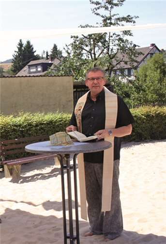Pfarrer Günter Marmann nahm die Einsegnung vor.