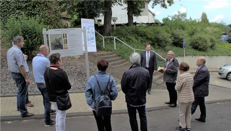 Pfarrer Günter Marmann sprach den Segenüber diese neue Gedenkstätte.