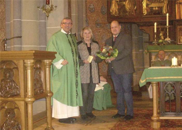 Pfarrer Günter Marmann und der Brohler Pfarrgemeinderatsvorsitzende Martin Schnitker (r.) gratulieren Inge Dierschke zum Jubiläum. privat