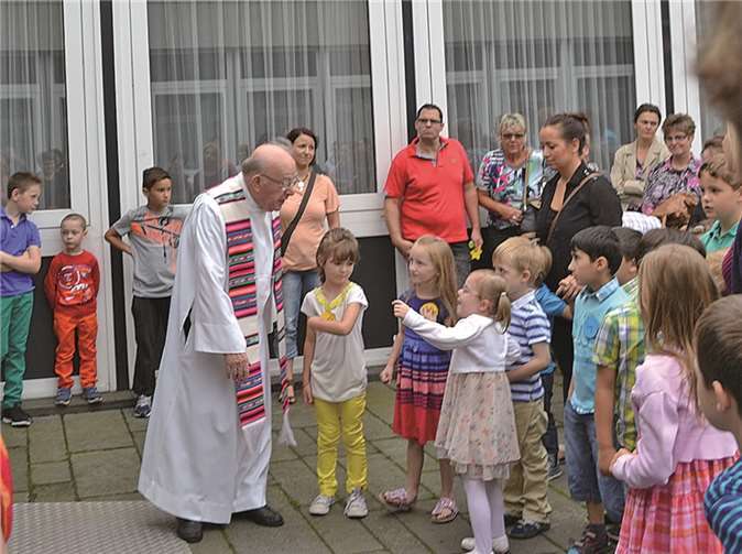 Pfarrer Günter Schmidt holte die Vorschulkinder und alle Kindergartenkinder an der Kirchentüre ab. E.T. Müller