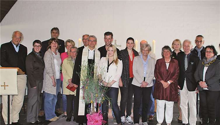 Pfarrer Günter Schmitz-Valadier (Mitte) im Kreis von Gratulanten. Carl Wolf
