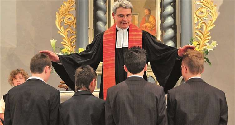 Pfarrer Günter Schmitz-Valadier, der in der Alten Kirche Berkum Konfirmanden den Segen erteilt. Walter Rohwedder