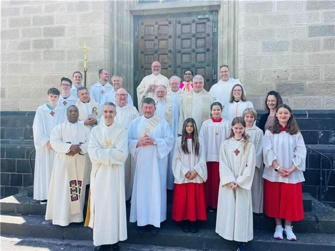 Pfarrer Günther Vogel feierte sein silbernes Priesterjubiläum und Kooperator Linto Antony MSJ wurde eingeführt. Foto: privat