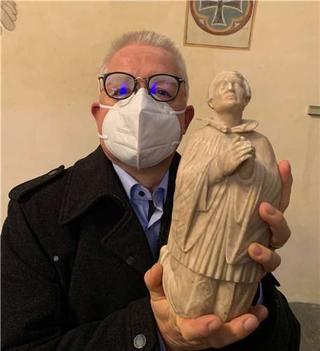 Pfarrer Guido Lacher mit der Statue. Foto: privat