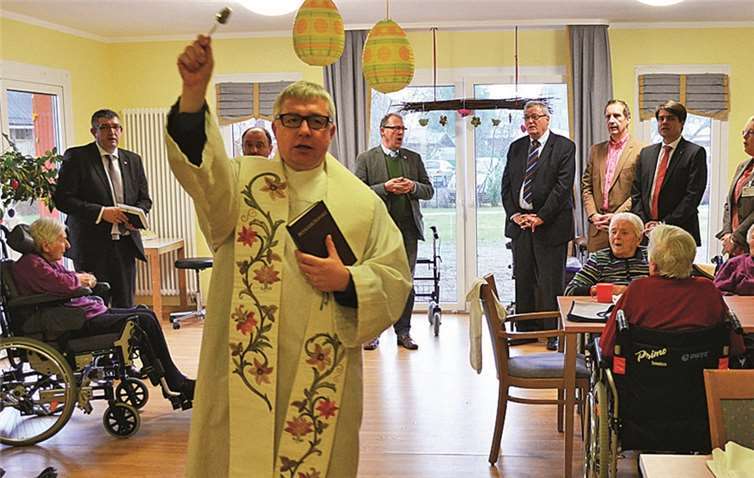 Pfarrer Guido Lacher segnet die neuen Räumlichkeiten.privat