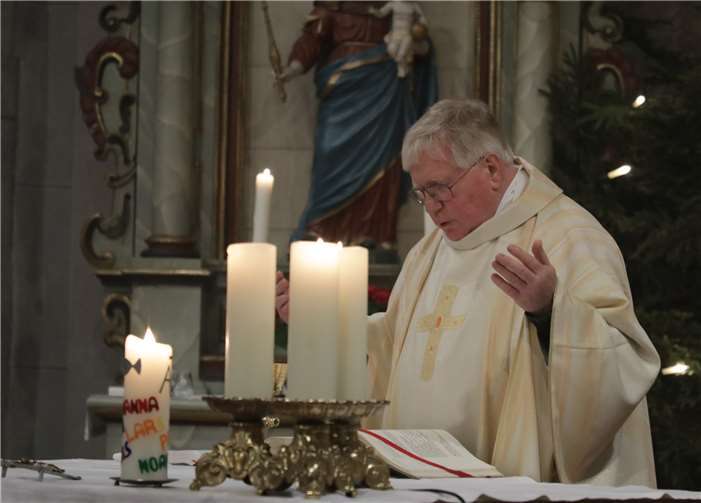 Pfarrer Häuser hielt die Abschlussmesse für die kleinen Helfer, die jungen Begleiter und die Organisatoren. CEW