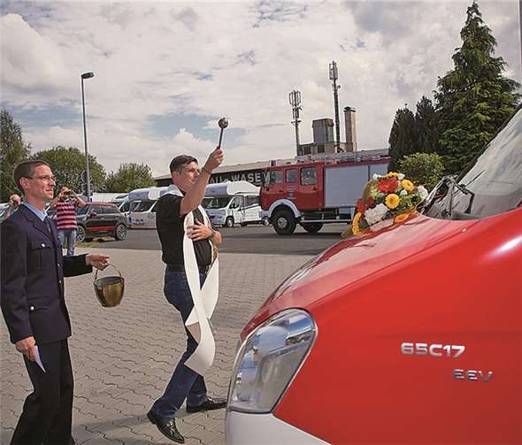 Pfarrer Hartmann (rechts) segnete die beiden neuen Feuerwehrfahrzeuge ein.