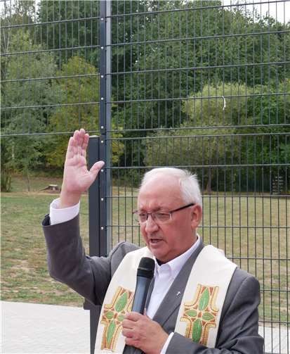 Pfarrer Heinz Walter Barthenheier erbat Gottes Segen für den Platz und alle, die darauf spielen werden.