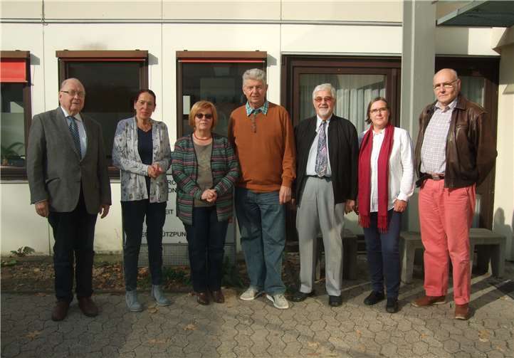 Pfarrer Helmut Cordes, Renate Raderschall, Hannelore Bermel, Hans Gerdom, Bernhard Ickenroth, Brigitte Protzmann und Rainer Schmelz freuen sich über die tolle Spende.privat