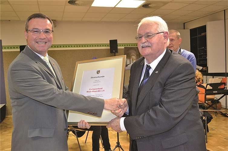 Pfarrer Helmut Schmidt, Vorsitzender des Caritasverbandes (rechts im Bild) erhielt von Horst Gies, MdL Kreisbeigeordneter, die Ehrenurkunde des Landkreises Ahrweiler.