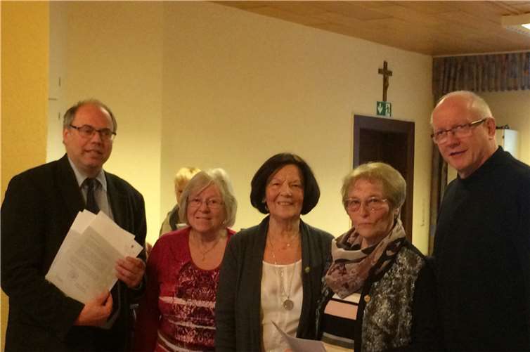 Pfarrer Herbert Lukas, Ria Knipper, Gertrud Herren, Johanna Plaas und Werner Höss freuten sich über die langjährige Treue von Mitgliedern.