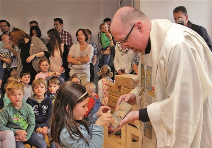 Pfarrer Hermann Josef Zeyen hatte für die Kinder zur Einweihung ebenfalls ein Geschenk mitgebracht.