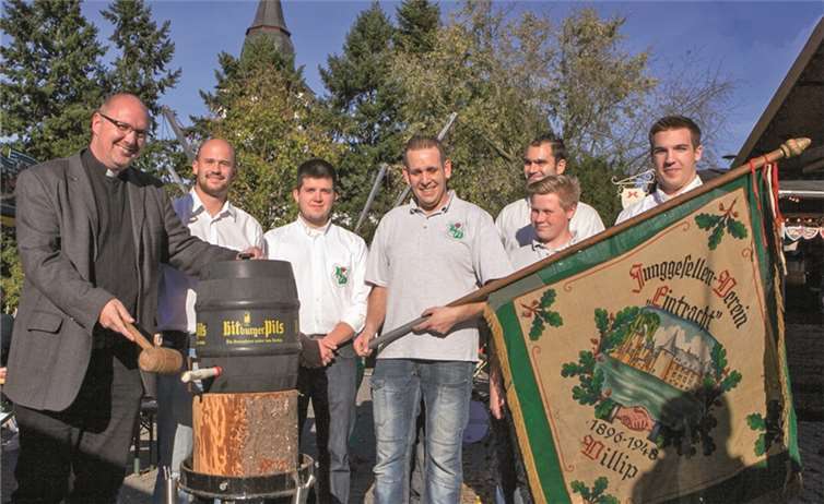 Pfarrer Hermann Josef Zeyen (l.) kümmerte sich persönlich um den Fassanstich, moralisch unterstützt von den Junggesellen um ihren Präsidenten Thomas Kiupel (2.v.l.). JOST