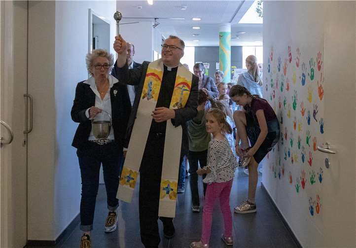 Pfarrer Hoßdorf segnet die neuen Räume.Fotos: CEW