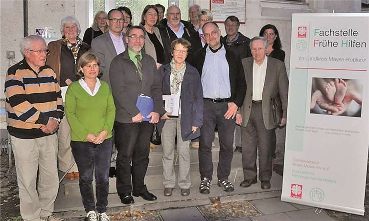 Pfarrer Ingo Schrooten (1.R.,Zw.v.r.), Ruth Cremer (daneben, Bildmitte).privat