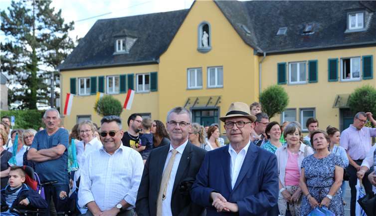 Pfarrer Joachim Fey, Landrat Alexander Saftigund Bürgermeister Michael Kessler bei der Eröffnung der Kirmes.