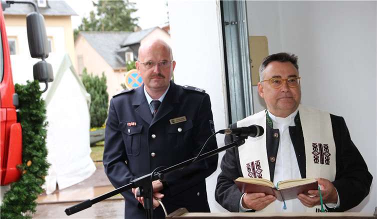 Pfarrer Joachim Fey nahm die Einsegnung desneuen Löschfahrzeuges vor, unterstützt durch Wehrleiter Markus Janßen