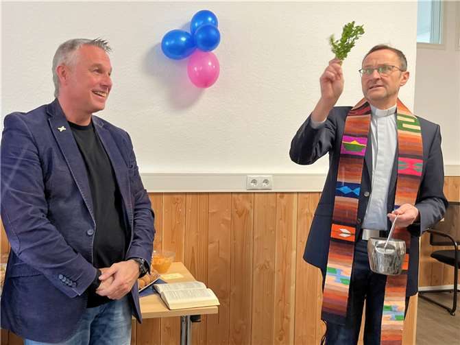 Pfarrer Jörg Meyrer (rechts) segnete die sanierten Räumlichkeiten, Mitarbeitenden und Besucherinnen und Besucher der Lebensberatungsstelle in Ahrweiler. Leiter Christof Ewertz freute sich über den Besuch des Seelsorgers.  Foto: Bistum Trier/Julia Fröder