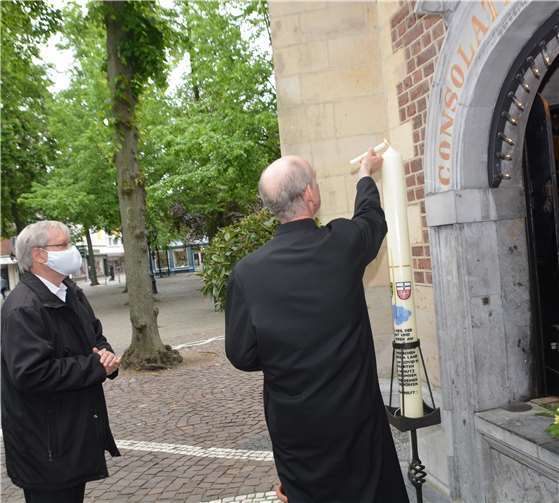 Pfarrer Josef Cornelißen entzündet die 1,2 Meter hohe Kerze. Sie brennt für die Menschen im Kreis Ahrweiler, in den Bistümern und in ganz Deutschland.