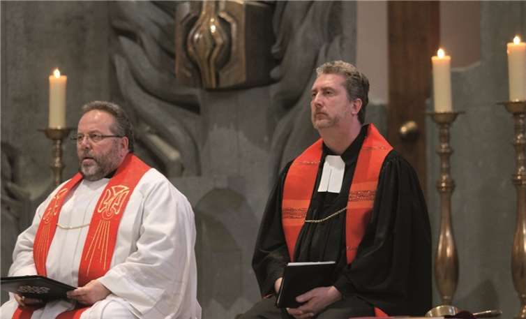 Pfarrer Kiefer und Pfarrer Götz freuen sich wieder viele Gäste in der Kirche zu begrüßen.