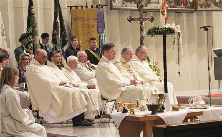 Pfarrer Klemens Hombach nahm zwischen seinem Nachfolger und dem stellvertretendenden Dechanten neben dem Altar Platz. DL