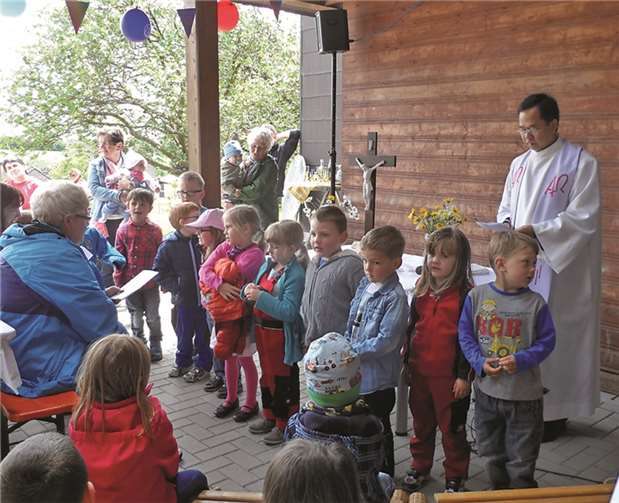 Pfarrer Mai segnete die neuen Räume im Rahmen eines Wortgottesdienstes ein.