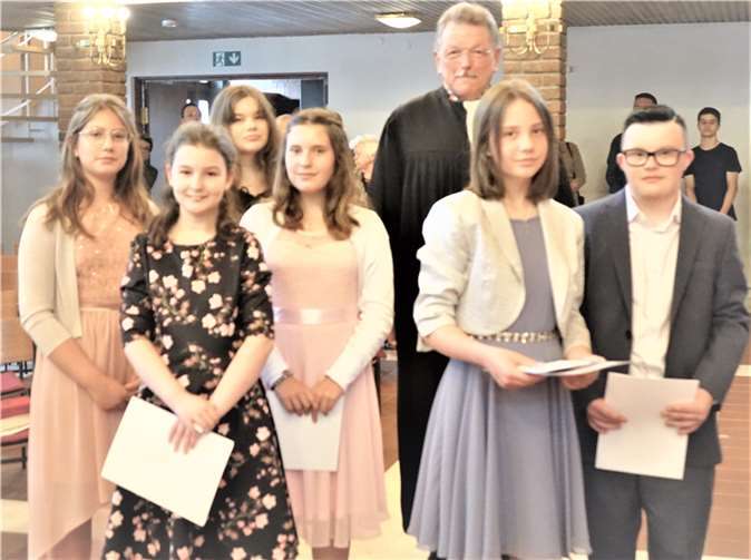 Pfarrer Manfried Rademacher begrüßte die Konfirmanden Laura und Sophie Laux, Joceline und Antony Felde sowie Lena Klaus und Jolina Pitsch.